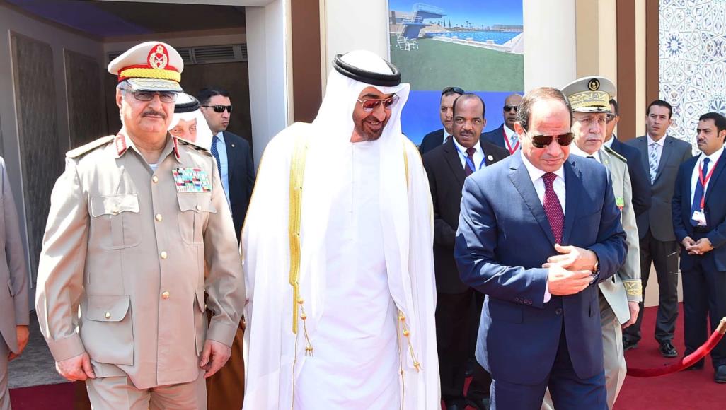 بعد فشل معركة طرابلس.. هل يستمر رهان مصر على حفتر؟ السيسي مع بن زايد والجنرال حفتر (رويترز)