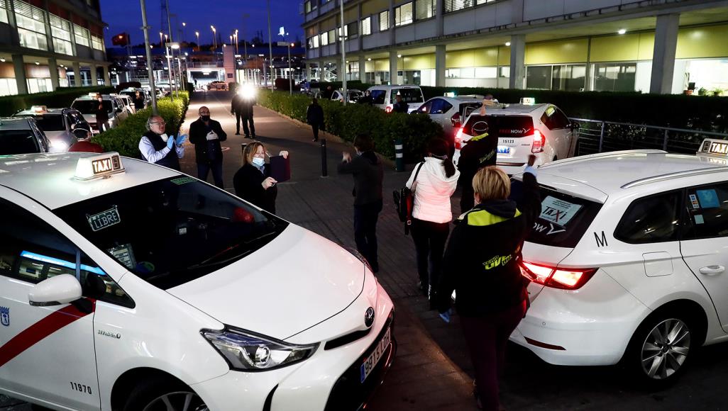 سائقو التاكسي أبطال معركة كورونا بإسبانيا.. وفيات أميركا تتجاوز 66 ألفا وأوروبا تمضي بمسار التخفيف سائقو التاكسي في إسبانيا تطوعوا لنقل الأطباء مجانا إلى منازل المرضى ودور رعاية المسنين (الأوروبية)