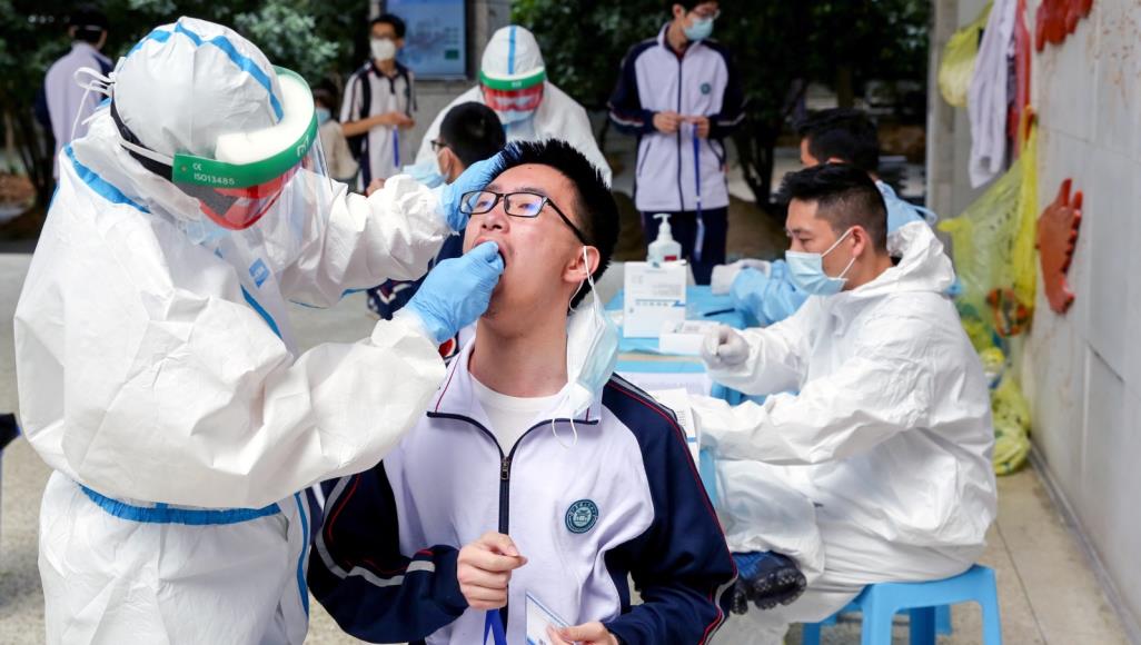 كورونا.. بومبيو يتحدث عن "أدلة هائلة" لخروج الفيروس من مختبر بالصين وإيران تبدأ فتح مساجدها فحوصات لطلبة بمدينة ووهان للتأكد من خلوهم من فيروس كورونا (رويترز)