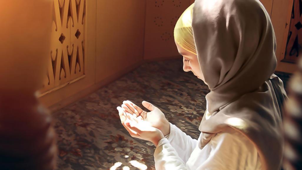 للنساء فقط.. فتاوى دينية تهم المسلمات في شهر رمضان النفساء عليها أن تغتسل وتصلي وتصوم شرط الطهارة (مواقع التواصل)