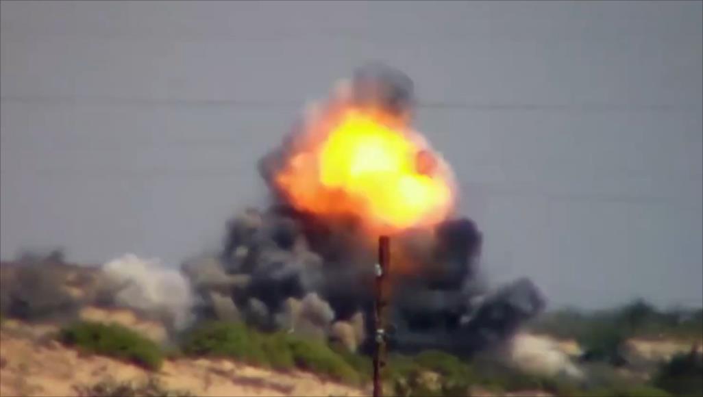 قتلى وجرحى من الجيش المصري في تفجير بشمال سيناء تفجير سابق استهدف الجيش المصري بشمال سيناء (مواقع التواصل)