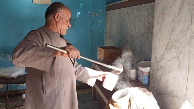 cc167e9e-54c7-469e-816f-4582ce7cc92e-12 المعلم عبد البديع أحد أشهر بائعي الفول في حي الجمالية الشعبي بالقاهرة (الجزيرة)