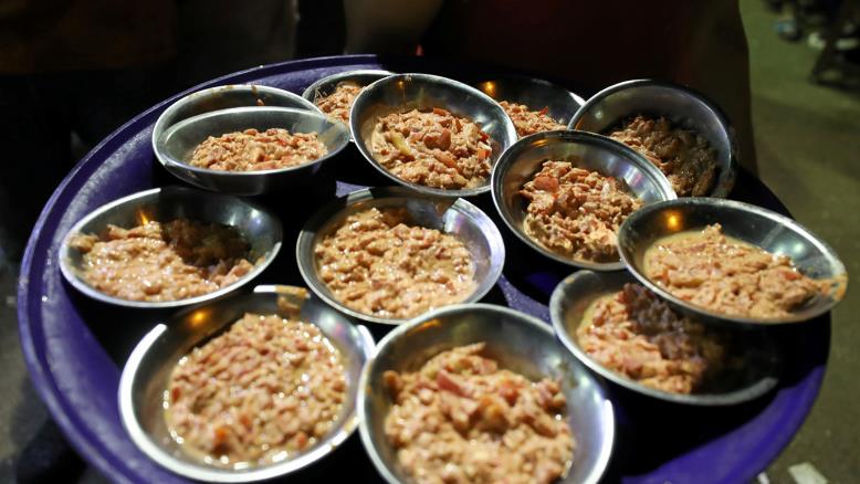 cc167e9e-54c7-469e-816f-4582ce7cc92e-13 بات ممنوعا تقديم وجبات السحور في شوارع القاهرة (رويترز)