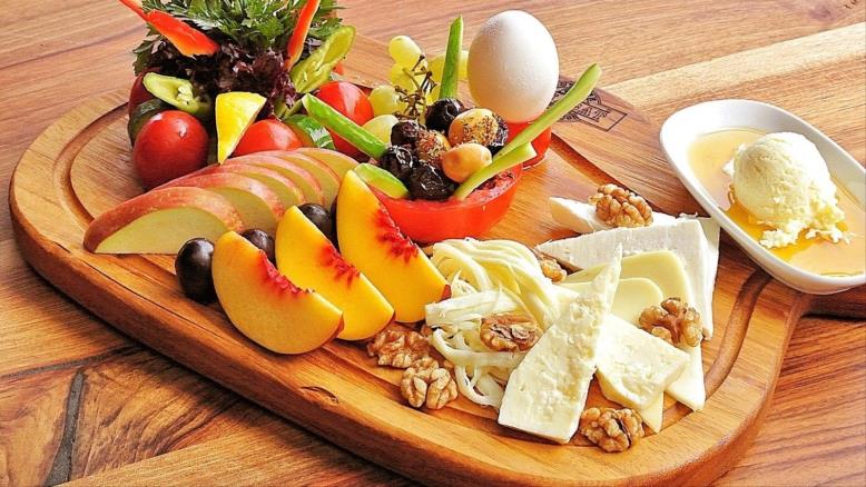 cc167e9e-54c7-469e-816f-4582ce7cc92e-41 يحرص الأتراك على وجود طبق الجبن والمكسرات على مائدة إفطار رمضان (بيكسلز)