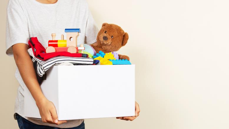 احرص على تقديم الألعاب والملابس المناسبة للأطفال فهي لا تقل أهمية عن التبرعات النقدية (غيتي)