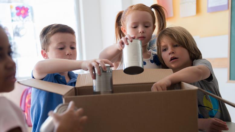 يصبح الأطفال أكثر سعادة حينما يشاركون في الأعمال التطوعية (غيتي)