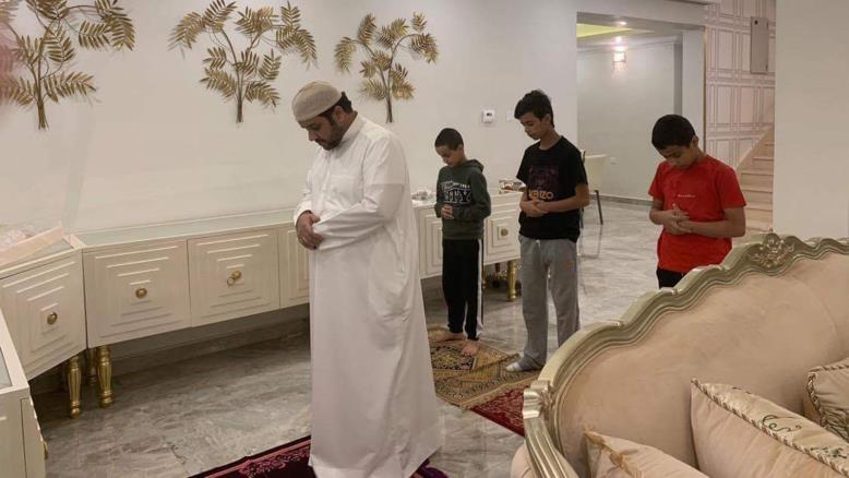 cc167e9e-54c7-469e-816f-4582ce7cc92e-78 بعض الكويتيين خصصوا زوايا للصلاة في منازلهم بعد قيام السلطات بإغلاق المساجد ضمن الإجراءات الاحترازية للحد من تفشي فيروس كورونا (الجزيرة)