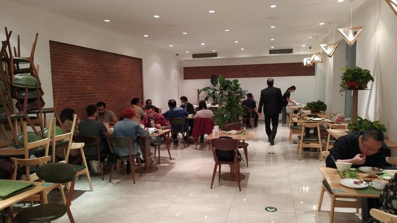 cc167e9e-54c7-469e-816f-4582ce7cc92e-81 بعض العائلات في بكين تجتمع مع الأصدقاء والأقارب على وجبة الإفطار في أماكن مفتوحة (الجزيرة)