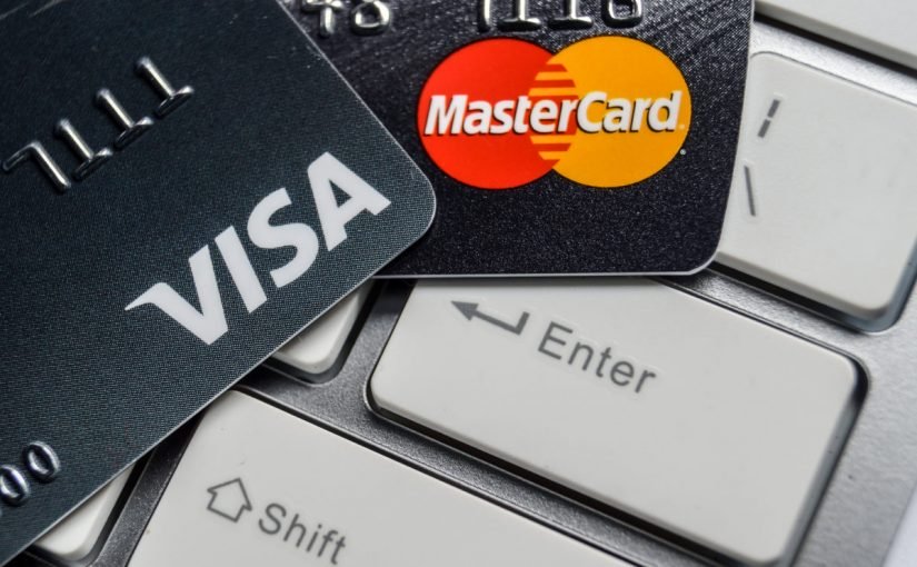plastic-cards-1200x800-825x510-2 الفرق بين فيزا وماستر كارد