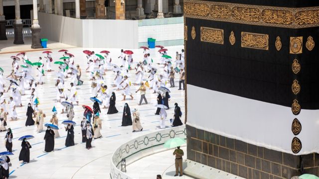 الحجيج يشاركون في طواف القدوم في المسجد الحرام في مكة. لم تسمح السلطات السعودية إلا لعدد محدود من الحجاج هذا العام نظرا لانتشار فيروس كورونا