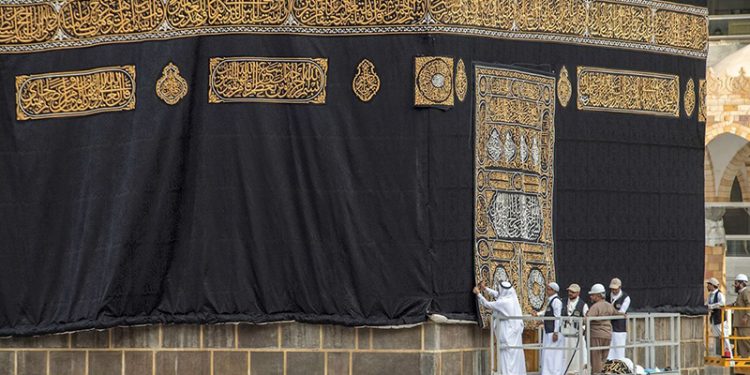 قصة أغلى ثوب في العالم.. أين تذهب كسوة الكعبة المشرفة بعد تبديلها؟
