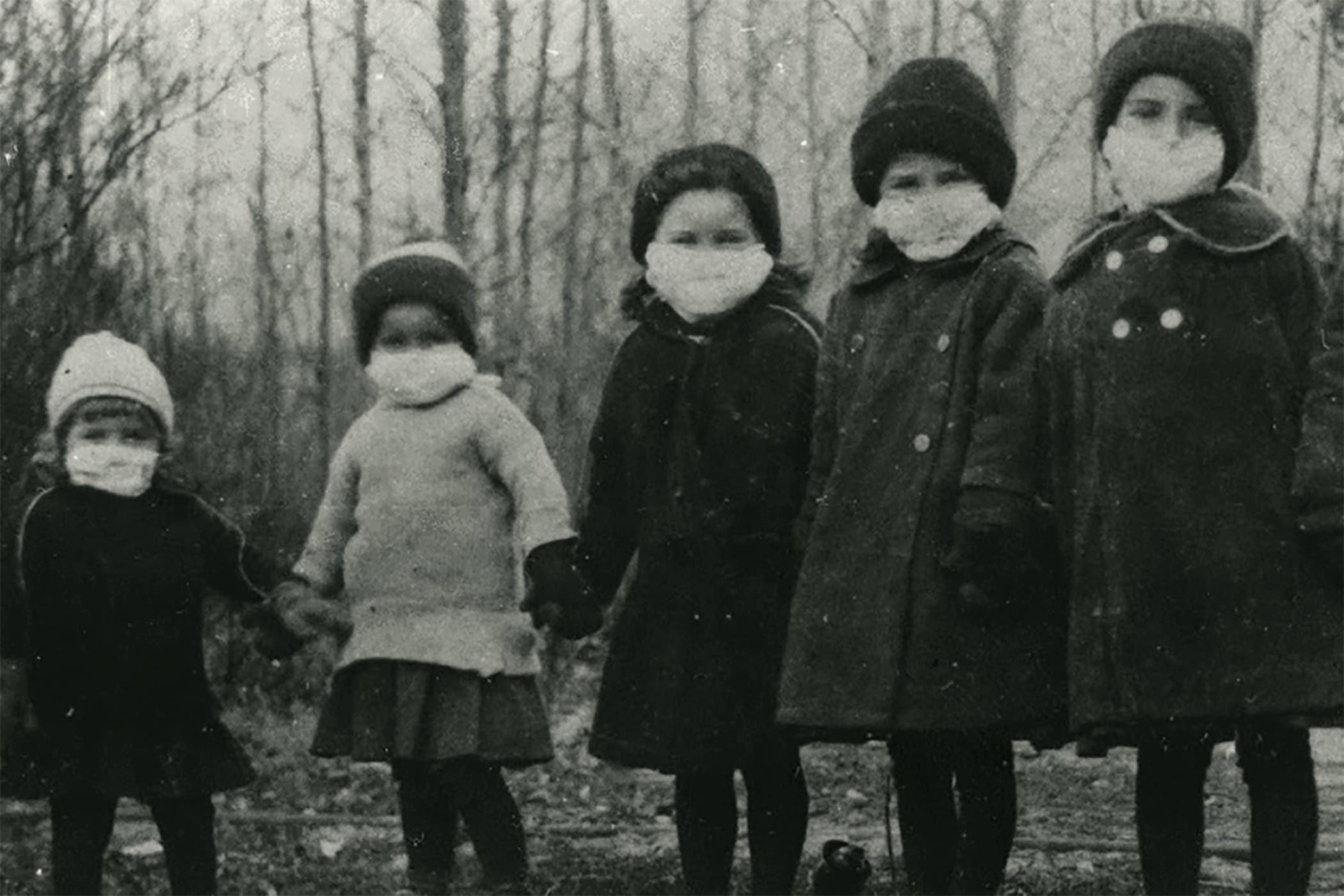 صورة لأطفال حملوا الكمامات زمن الأنفلونزا