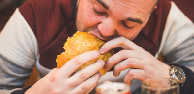 ade2dd12a8a0f60d3c199d2a79596d6b-1 الفرق بين الأكل الواعي والاكل العاطفي