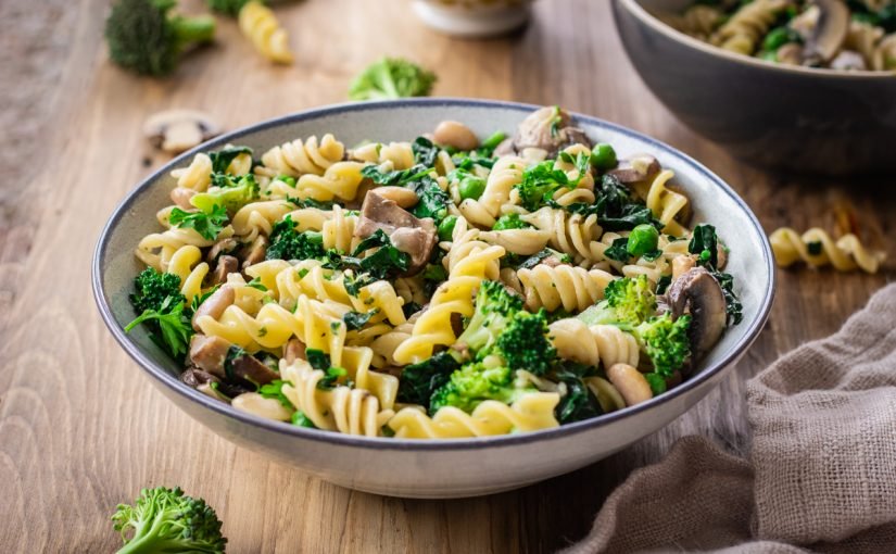creamy-pasta-with-broccoli-mushrooms-4-1-825x510-2 أكلات بدون زيت