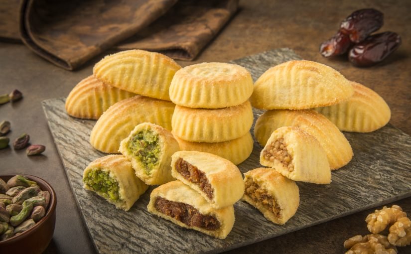 d8b7d8b1d98ad982d8a9-d8b9d985d984-d8a7d984d985d8b9d985d988d984-d8a8d8a7d984d8b9d8acd988d8a9-d8a8d8a7d984d8b5d988d8b1-825x510-2 طريقة عمل المعمول بالعجوة بالصور