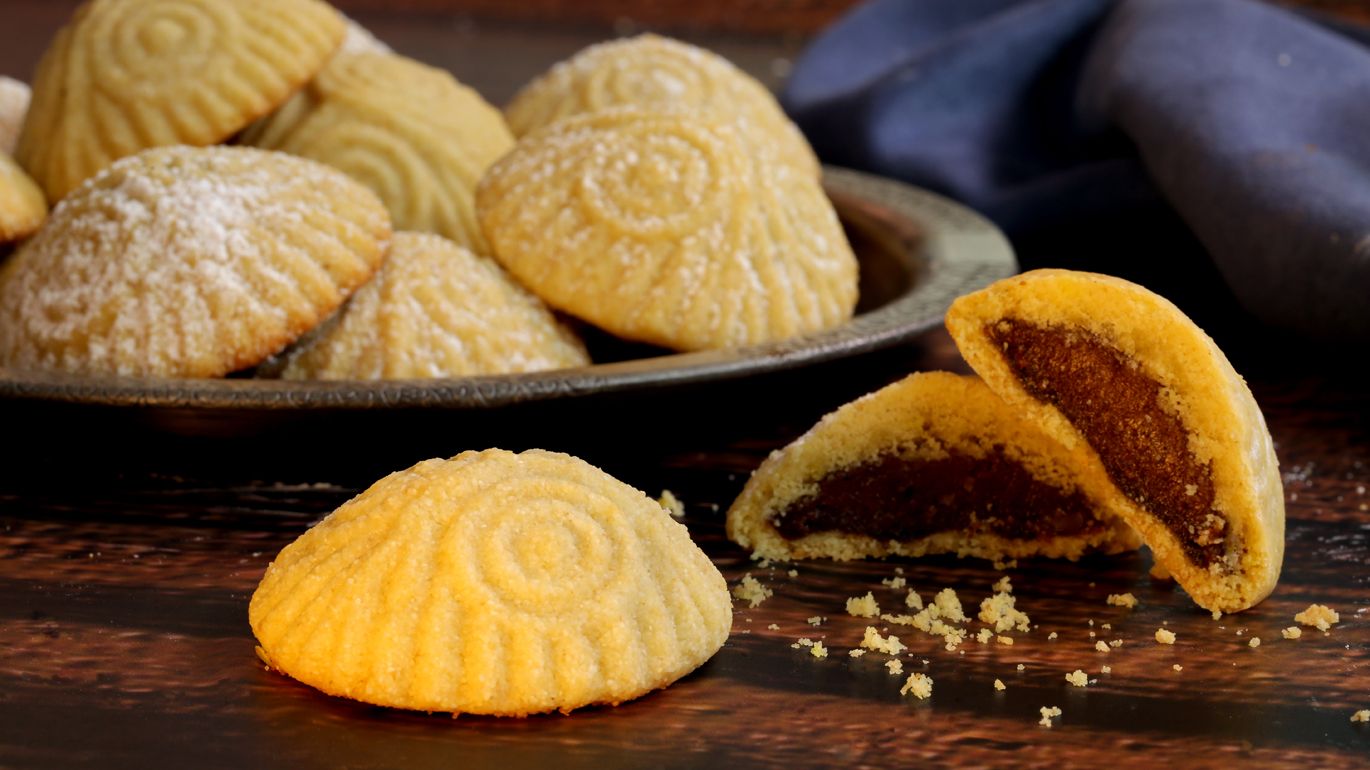 معمول التمر بالسميد معمول التمر بالسميد