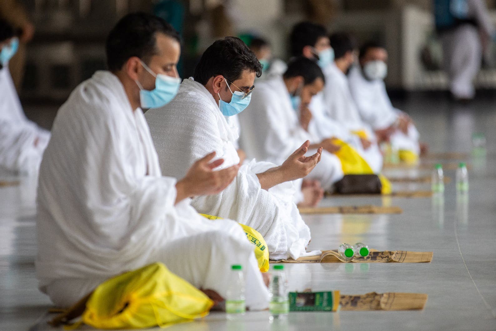 الحجاج يؤدون مناسك الحج وسط إجراءات احترازية مشددة