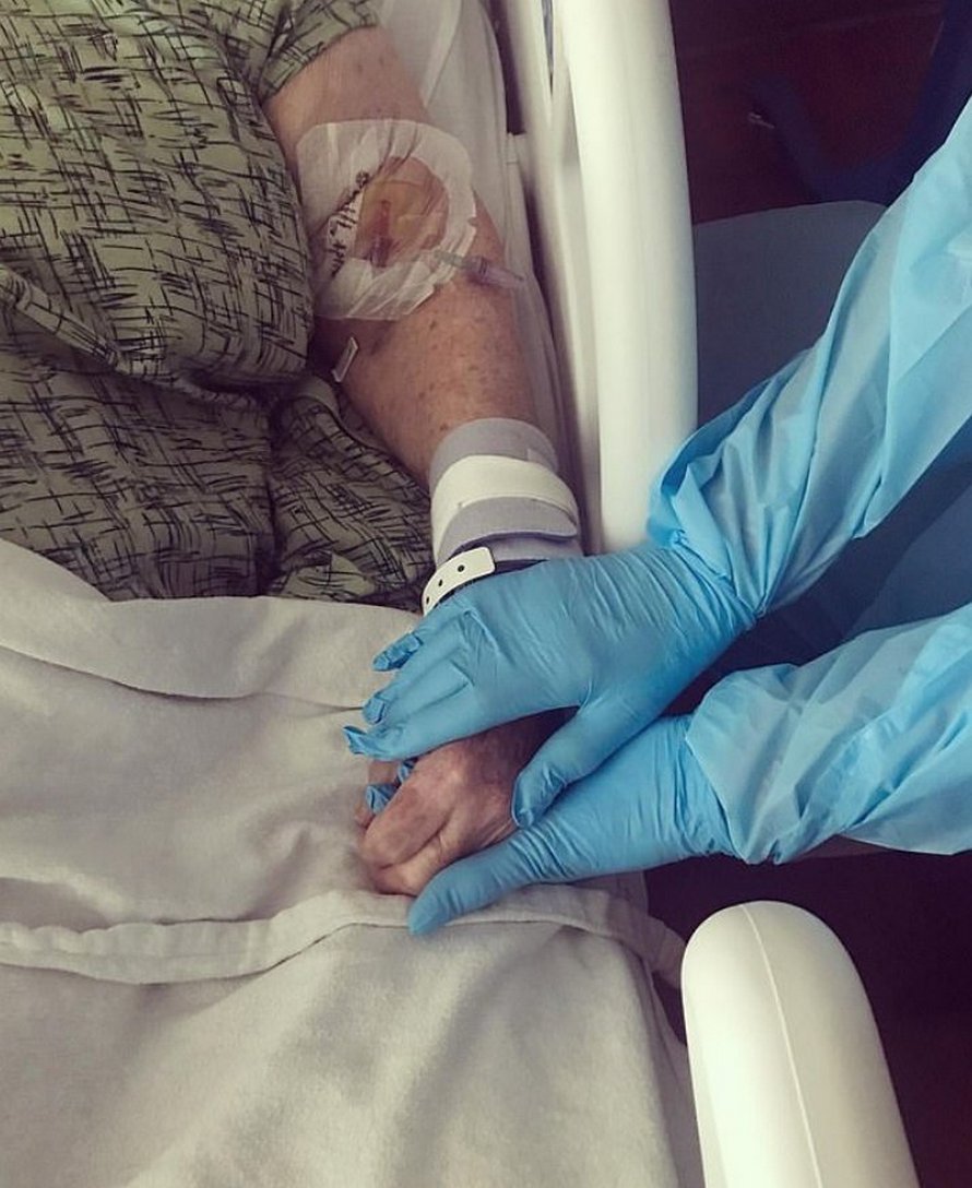 Un homme de 90 ans, qui avait insisté pour voir sa femme atteinte du Covid-19 sur son lit de mort, est mort aussi