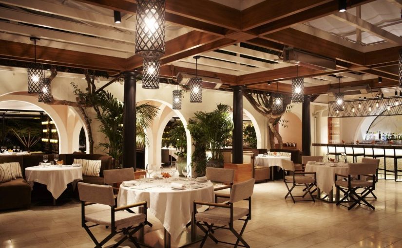 wolfgang-puck-at-hotel-bel-air_outdoor_dining_night-825x510-2 مطاعم في جدة