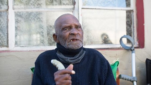 Fredie Blom berbicara tentang ingatannya ketika merayakan ulang tahun ke 116 di rumahnya di Delft, dekat Cape Town, 8 Mei 2020. Menurut 'Oupa' (kakek) Fredie dan kartu identitasnya, ia lahir pada tahun 1904 yang menjadikannya salah satu pria tertua di dunia. (RODGER BOSCH/AFP)