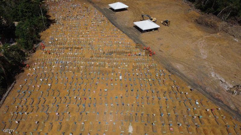 1-1349927 قبور متوفين بكورونا في ماناوس