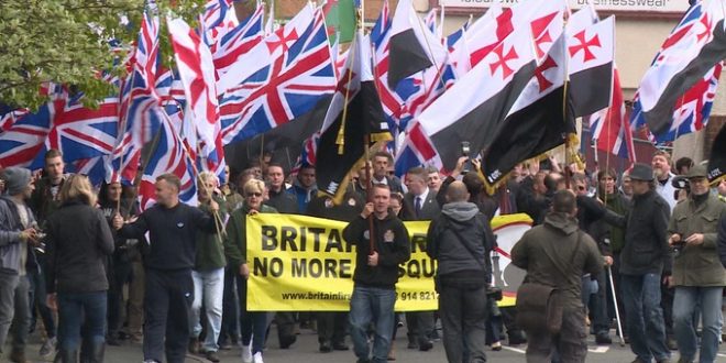 "أحب مسلما" شعار يقابل "عاقب مسلما" في بريطانيا