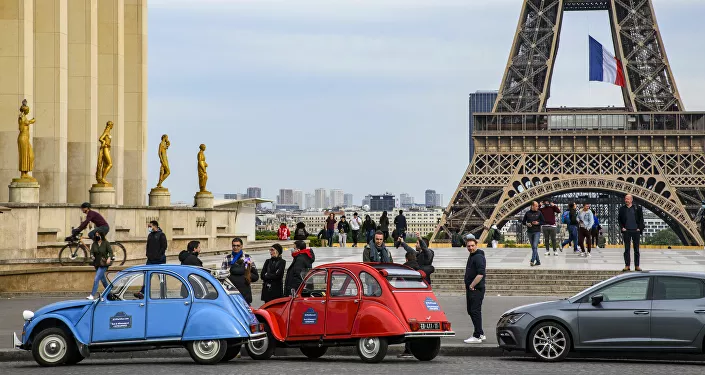 مواطنون في ساحة تروكاديرو، بعد تخفيف القيود المفروضة بسبب فيروس كورونا في فرنسا، 12 مايو/ أيار 2020 مواطنون في ساحة تروكاديرو، بعد تخفيف القيود المفروضة بسبب فيروس كورونا في فرنسا، 12 مايو/ أيار 2020