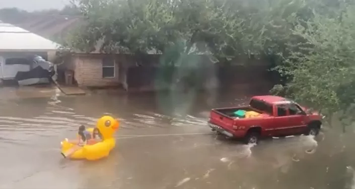 شاحنة تجر أطفالا على بطة قابلة للنفخ خلال العاصفة في أمريكا... فيديو شاحنة تجر أطفالا على بطة قابلة للنفخ خلال العاصفة في أمريكا... فيديو