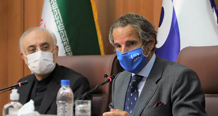 مدير عام الوكالة الدولية للطاقة الذرية رفائيل غروسي خلال لقائه مدير هيئة الطاقة الذرية الإيرانية علي أكبر صالحي في طهران مدير عام الوكالة الدولية للطاقة الذرية رفائيل غروسي خلال لقائه مدير هيئة الطاقة الذرية الإيرانية علي أكبر صالحي في طهران