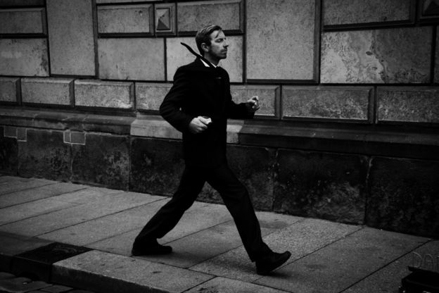 112761833_hsien-panghsiehtaiwanyouthphotographeroftheyearyouthcompetitionstreetphotography2020sonyworldphotographyawards أحد فناني الشوارع يؤدي عرضا ويبدو متحركا مع أنه في الواقع ساكنا غير متحرك