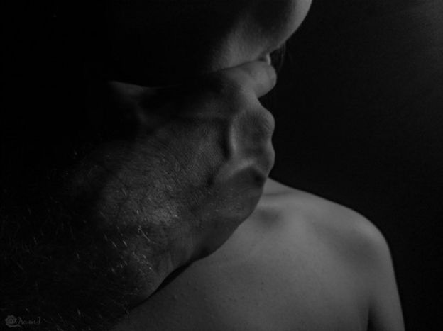 113911661_gettyimages-1144297641 فتاة تتعرض للعنف من رجل