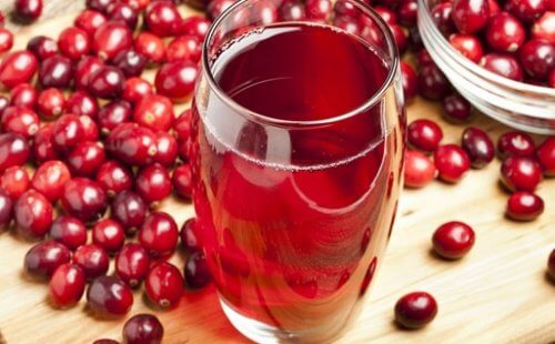 كوب من عصير التوت البري