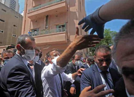 makron-hand-1-442x320-2