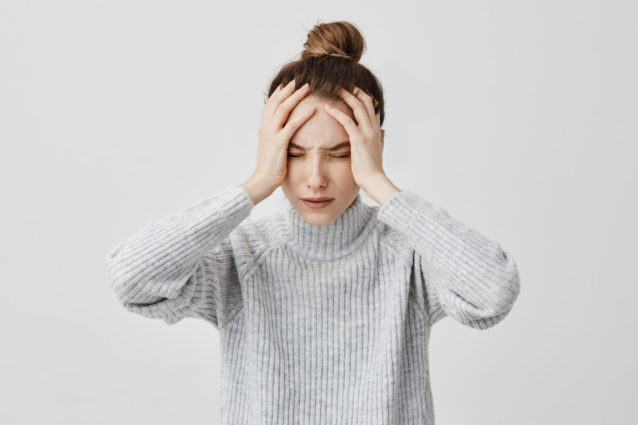 shutterstock_763023511-scaled-638x654-2 وجع الرأس في الأعلى... كيف تتخلّصين منه؟