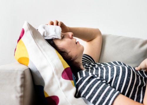 woman-with-a-high-fever-638x654-2 ما هي اعراض فيروس كورونا من اول يوم؟ وكيف تتطور؟