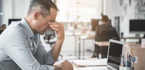 035decbd92ad517687bdfce63c1ae84e-1 النظر الطويل في الشاشات يعرض العين للمشاكل