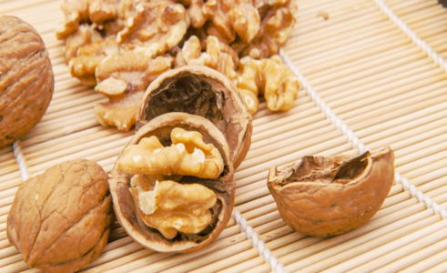 0a0c41799ad2fd106bd913e5c9fca74e-1 كيف يحد تناول الجوز من السمنة، وما هي فوائده؟