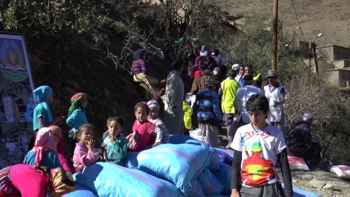 بالصور.. حملة إدخال السرور توزع المواد الغذائية على دواري اغرم وايت كطوف إقليم شيشاوة