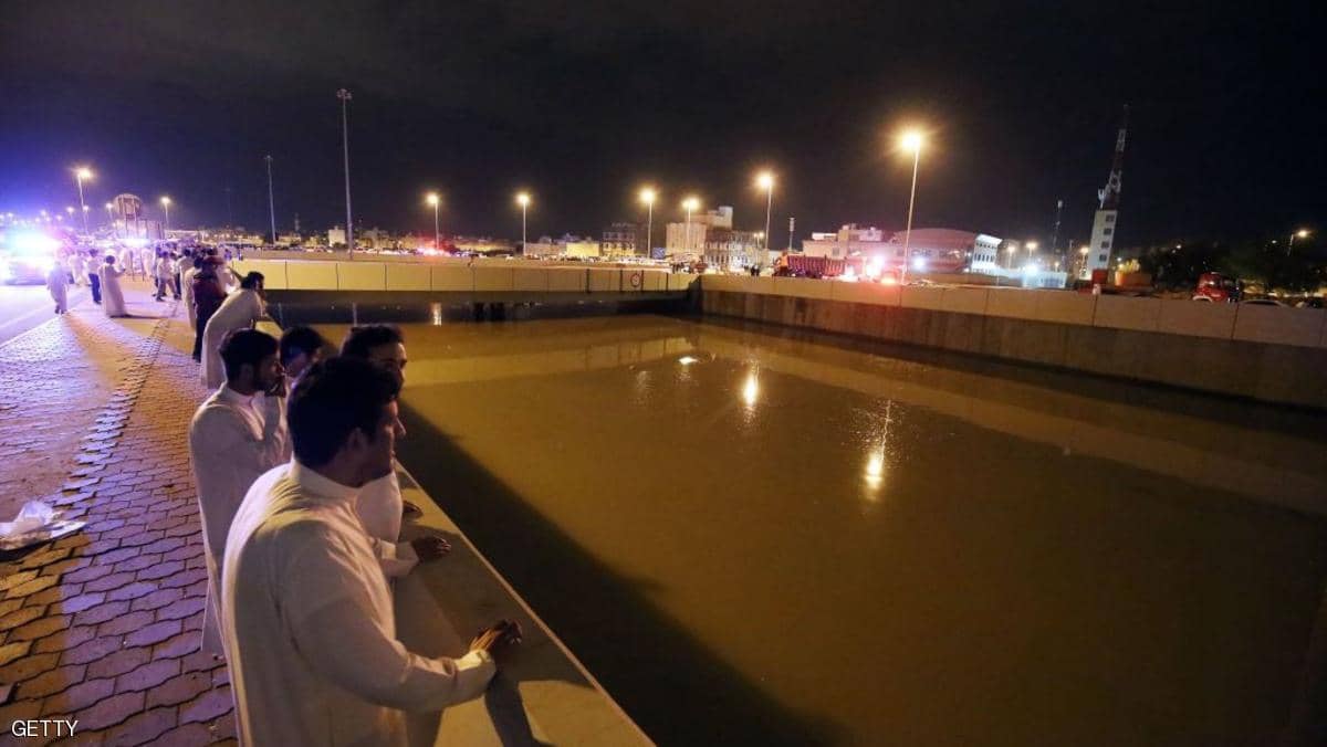 1-1198273 أحد الأنفاق التي غرقت بمياه الأمطار في الكويت.