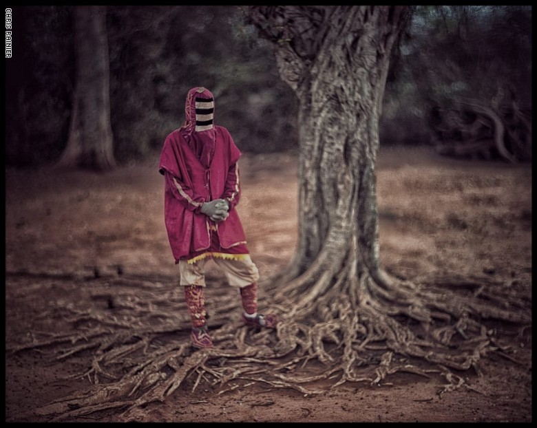 مصور يوثق أقنعة الطقوس الأكثر درامية في العالم مصور يوثق أقنعة الطقوس الأكثر درامية في العالم