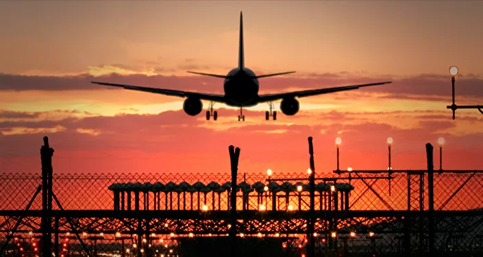 طائرة تهبط في مطار مصنع الطائرات بمدينة إيركوتسك طائرة تهبط في مطار مصنع الطائرات بمدينة إيركوتسك