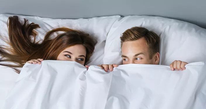 امرأة ورجل في السرير امرأة ورجل في السرير