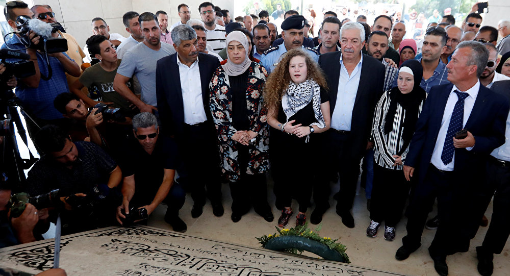 عهد التميمي في زيارة لقبر عرفات