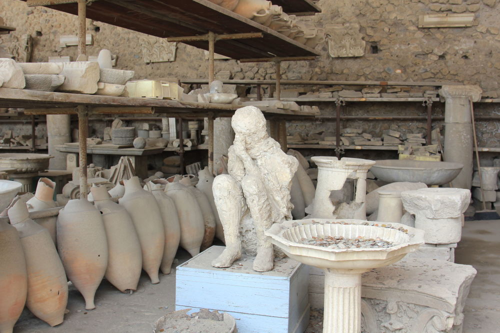 جسد متحجر لرجل مات في مدينة بومبي خلال ثوران بركان فيزوف الرهيب في 24 أغسطس/ آب عام 79 الميلادي