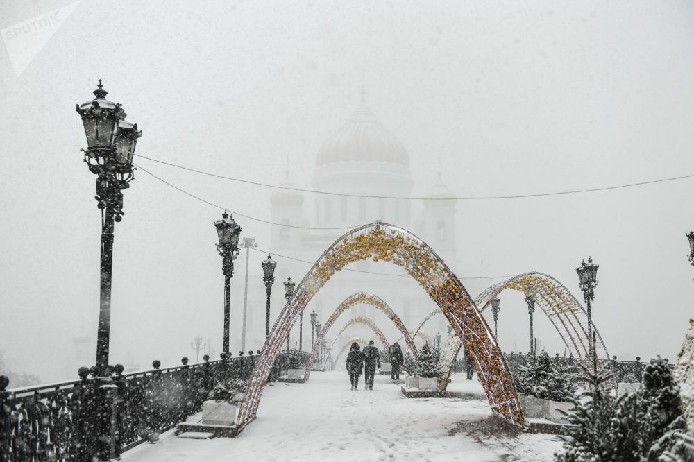 جسر باتريارشي المؤدي إلى كتدرائية المسيح المخلص خلال تساقط ثلوج كثيفة في موسكو