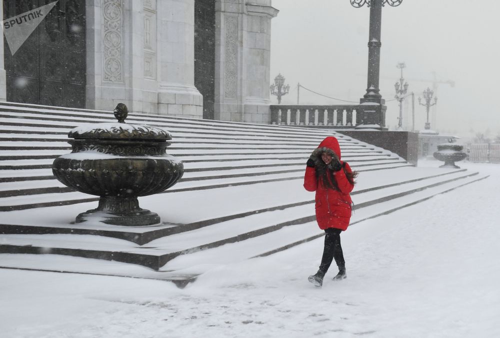 فتاة بالقرب من كتدرائية المسيح المخلص خلال تساقط ثلوج كثيفة في موسكو