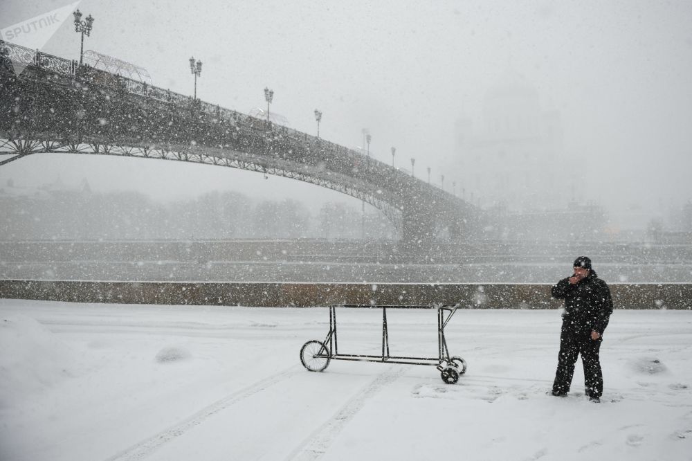 جسر باتريارشي المؤدي إلى كتدرائية المسيح المخلص خلال تساقط ثلوج كثيفة في موسكو