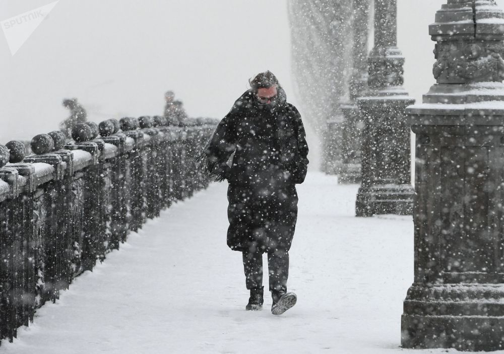 أحد المارة خلال تساقط ثلوج كثيفة في موسكو