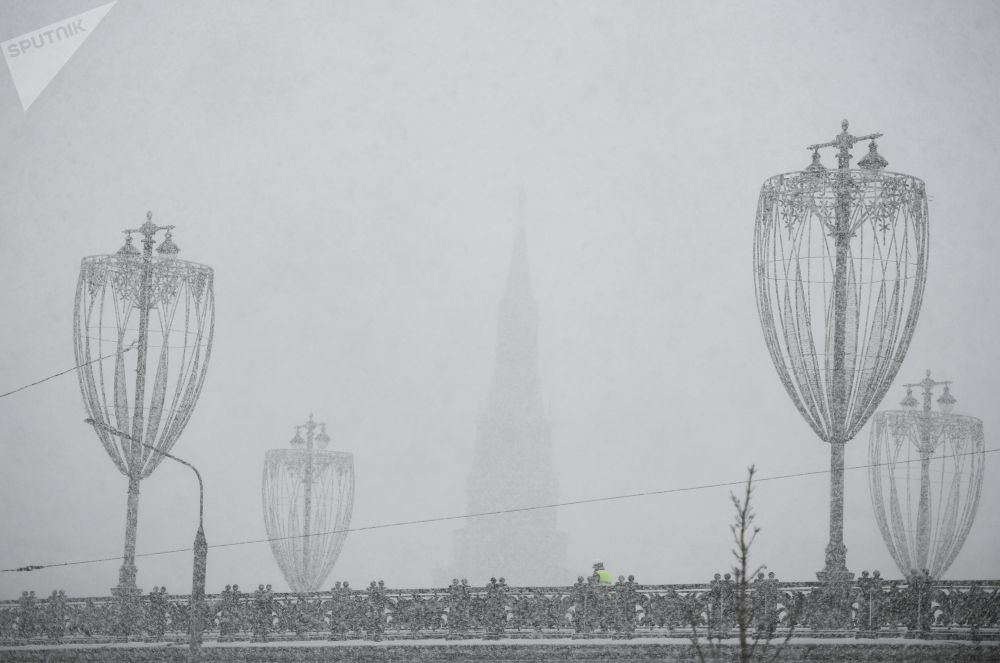 جسر بولشوي موسكفوريتشي خلال تساقط ثلوج كثيفة في موسكو