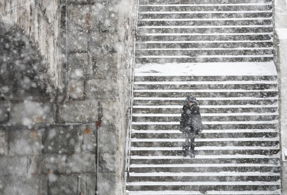 فتاة خلال تساقط ثلوج كثيفة في موسكو